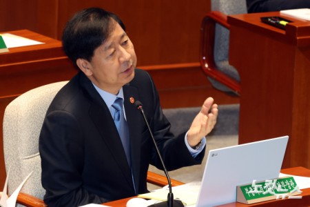 구윤철 경제부총리 겸 기획재정부 장관이 6일 서울 여의도 국회에서 열린 예산결산특별위원회 종합정책질의에서 의원 질의에 답변을 하고 있다.