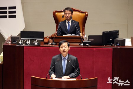 구윤철 경제부총리 겸 기획재정부 장관이 6일 서울 여의도 국회에서 열린 예산결산특별위원회 전체회의에서 2026년도 정부예산 제안설명을 하고 있다.