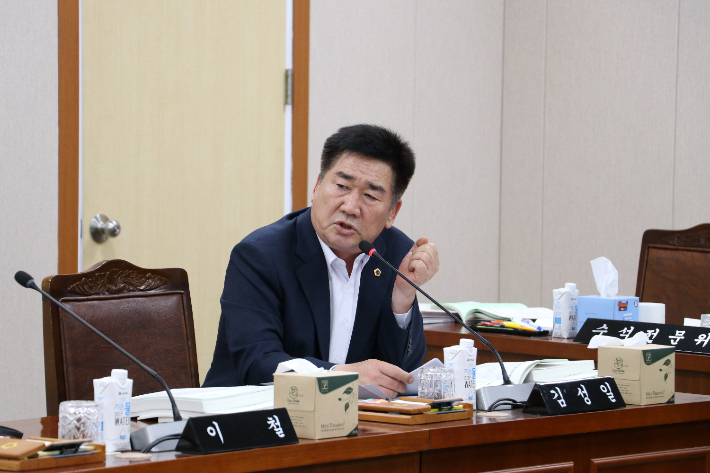 전라남도의회 김성일 의원(더불어민주당·해남 1)은 지난 5일 열린 전남도 기획조정실 행정사무감사에서 전남도의 인공지능, AI·데이터 전문인력 부재에 따른 대응 체계 미흡을 지적했다. 전남도의회 제공