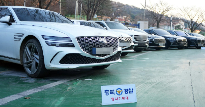 충북경찰이 보관 창고에서 압수한 차량들. 충북경찰청 제공