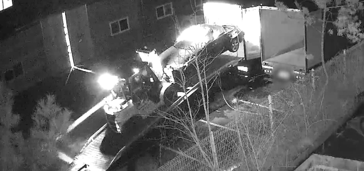 일당이 차량을 컨테이너에 적재하는 모습. 충북경찰청 제공