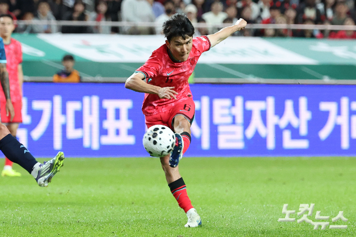 황인범이 지난 10월 14일 서울 상암동 서울월드컵경기장에서 열린 축구 국가대표팀 친선경기 대한민국과 파라과이의 경기에서 슈팅하고 있다. 류영주 기자