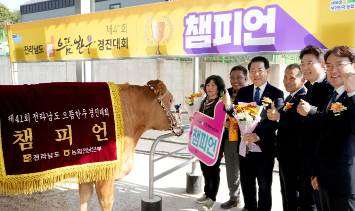 김영록 전라남도지사가 6일 순천광양축협 가축시장에서 열린 '2025년 전라남도 으뜸한우 경진대회'에서 종합챔피언 등 으뜸한우 수상자를 축하하고 있다. 전라남도 제공 