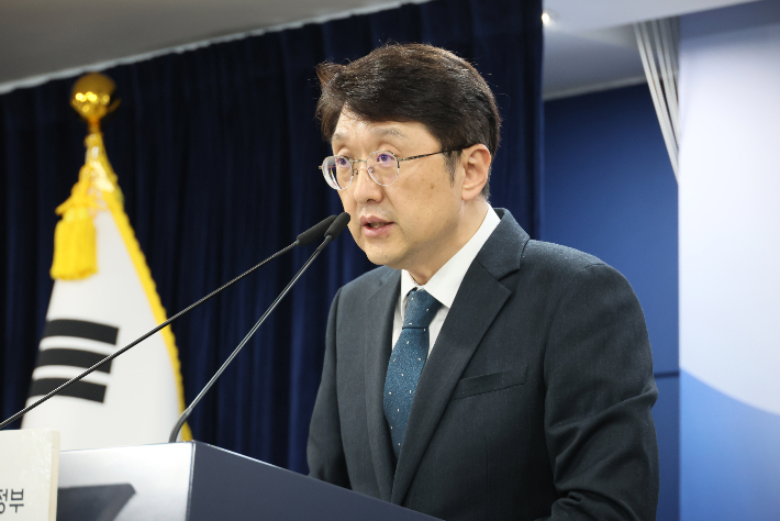 최우혁 과학기술정보통신부 네트워크정책실장이 6일 서울 종로구 정부서울청사에서 KT 침해사고 중간 조사결과를 발표하고 있다. 연합뉴스