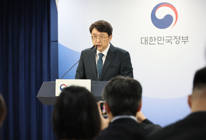 최우혁 과학기술정보통신부 네트워크정책실장이 6일 서울 종로구 정부서울청사에서 KT 침해사고 중간 조사결과를 발표하고 있다. 연합뉴스