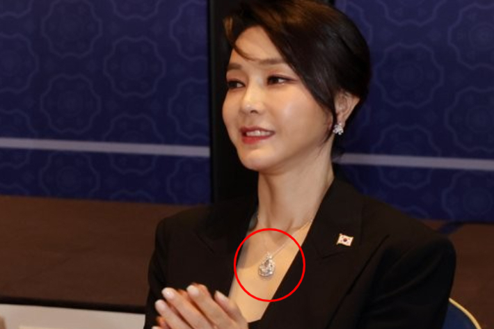 지난 2022년 6월 29일(현지시간) 나토 순방 당시 논란이 된 반클리프 목걸이(빨간 원)를 차고 박수 치는 윤석열 전 대통령 부인 김건희 씨. 연합뉴스