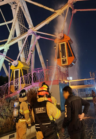 11월 5일 오후 10시 36분쯤 대관람차 높이 30m 지점의 LED 조명에서 불이 났다. 울산소방본부 제공