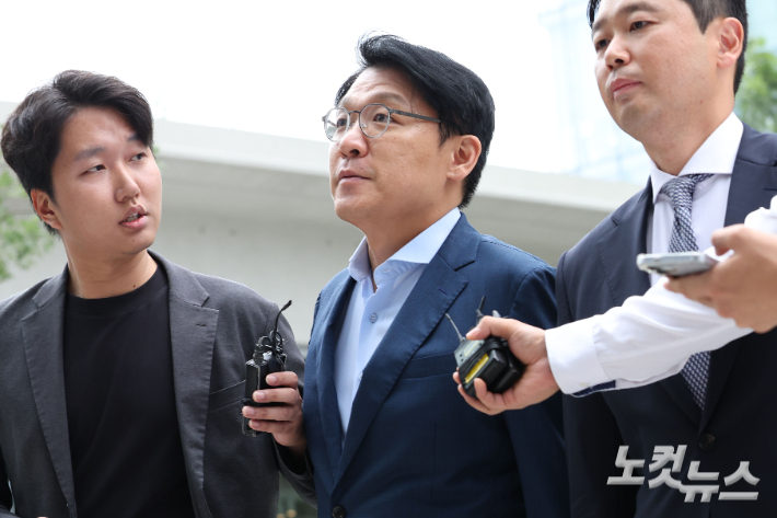 김건희 씨 측에 '이우환 화백' 그림을 선물하고 총선 공천 등을 청탁했다는 의혹을 받는 김상민 전 검사가 지난 9월 9일 오전 서울 종로구 KT광화문빌딩에 마련된 김건희 특별검사팀(특별검사 민중기)에 출석하고 있다. 류영주 기자