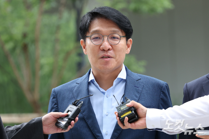 김건희 씨 측에 '이우환 화백' 그림을 선물하고 총선 공천 등을 청탁했다는 의혹을 받는 김상민 전 검사가 지난 9월 9일 오전 서울 종로구 KT광화문빌딩에 마련된 김건희 특별검사팀(특별검사 민중기)에 출석하고 있다. 류영주 기자