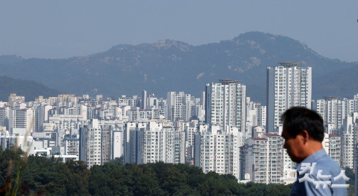 사진은 26일 서울 마포구 하늘공원에서 바라본 아파트 모습. 황진환 기자
