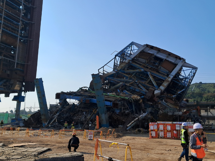6일 오후 2시6분쯤 울산시 남구 남화동 한국동서발전 울산화력발전소에서 대형 보일러타워가 붕괴되는 사고가 발생했다. 울산소방본부 제공