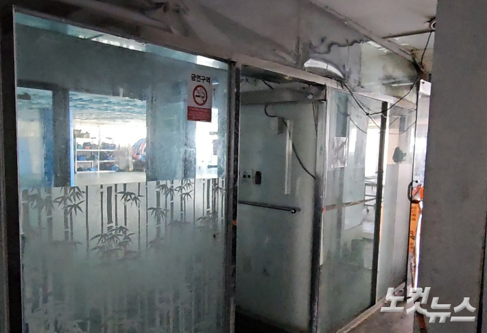 지난 4월 감전사고가 발생한 부산 중구의 한 수영장. 김혜민 기자 