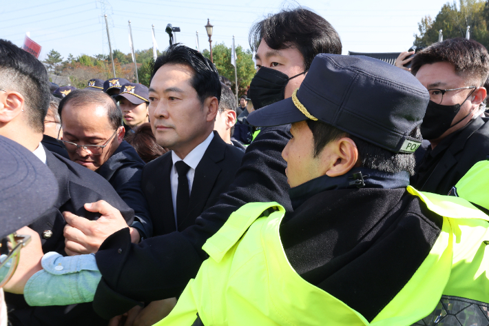 국민의힘 장동혁 대표가 6일 광주 북구 국립5·18민주묘지에서 시민단체의 항의에 참배하지 못한 채 발길을 돌리고 있다. 연합뉴스