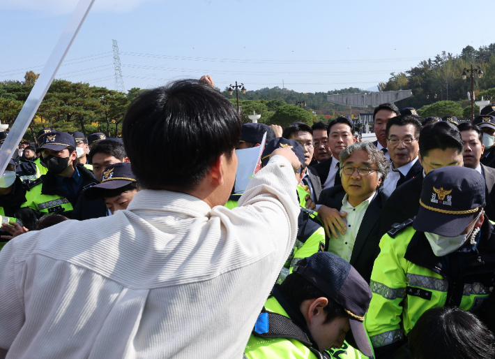 국민의힘 장동혁 대표가 6일 광주 북구 국립5·18민주묘지에서 시민단체의 항의를 받고 있다. 연합뉴스