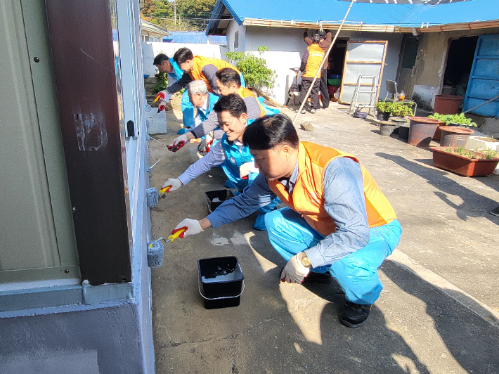 한화연합봉사단과 법무부 청소년범죄예방위원회 전남동부지역연합회 관계자들이 여수시 소라면 당촌마을에서 봉사활동을 하고 있다. 한화솔루션 제공