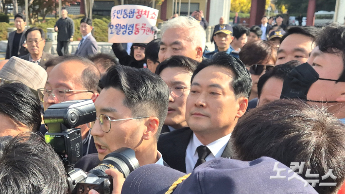 장동혁 국민의힘 대표가 6일 오후 1시 40분쯤 국립 5·18민주묘지를 방문해 경호원과 경찰의 안내를 받으며 충혼탑으로 걸어가고 있다. 한아름 기자