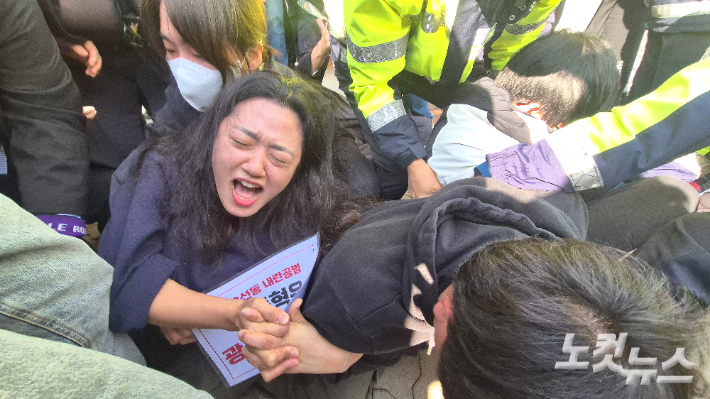 광주·전남 촛불행동 회원들이 장동혁 국민의힘 대표의 5·18민주묘지 참배를 막으려 길목에 앉았다가 경찰에 저지당하고 있다. 한아름 기자