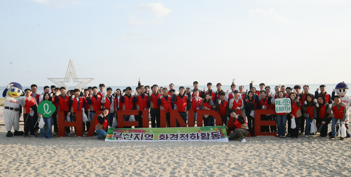 부산지역 롯데그룹 계열사 21곳 임직원은 지난 5일 부산 해운대해수욕장에서 대대적인 환경 정화 활동을 벌였다. 롯데지주(주) 제공