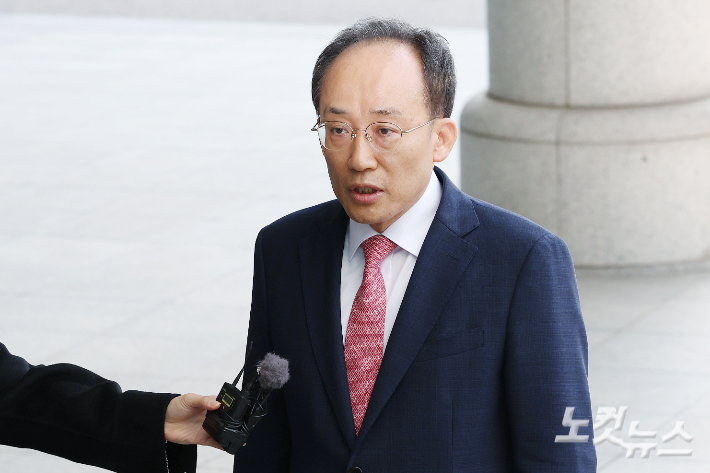 국회의 계엄 해제 표결을 방해한 의혹을 받는 국민의힘 전 원내대표 추경호 의원이 지난달 30일 오전 서울 서초구 서울고검에 마련된 조은석 내란특별검사팀 사무실에 피의자 신분으로 출석하고 있다. 류영주 기자