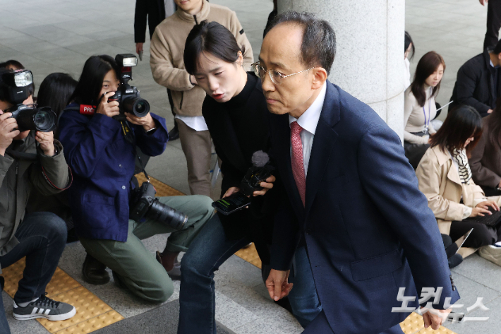 국회의 계엄 해제 표결을 방해한 의혹을 받는 국민의힘 전 원내대표 추경호 의원이 지난달 30일 오전 서울 서초구 서울고검에 마련된 조은석 내란특별검사팀 사무실에 피의자 신분으로 출석하고 있다. 류영주 기자