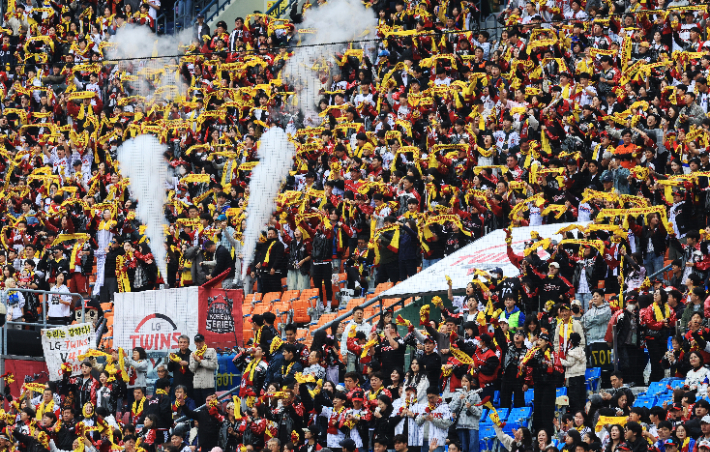 지난달 26일 서울 잠실야구장에서 열린 2025 프로야구 KBO리그 포스트시즌 한국시리즈 1차전 한화 이글스와 LG 트윈스의 경기가 진행중인 가운데 관중석이 꽉 차 있다. 연합뉴스