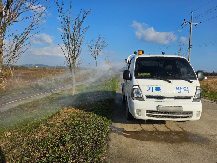 익산시가 고병원성 AI 차단 방역을 위한 활동을 하고 있다. 익산시 제공