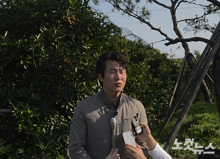 포스코DX 근로자 사망 사고와 관련해 이종우 경북경찰청 중대재해수사팀장이 6일 포항제철소 2문 앞에서 합동감식에 대해 설명하고 있다. 김대기 기자