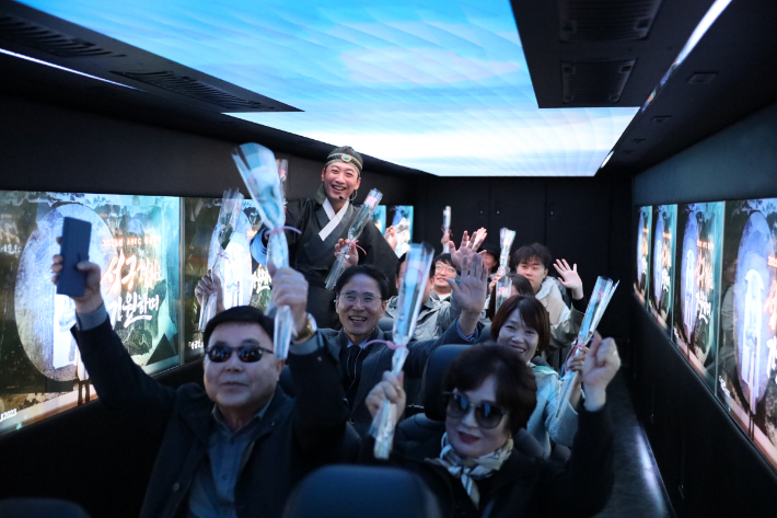 골든 신라 XR모빌리티 버스에 탑승한 시민들이 신라 왕경의 역사와 문화를 XR콘텐츠로 체험하며 즐거워하고 있다. 경주시 제공