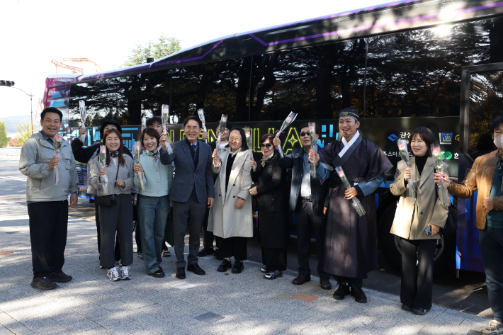 골든 신라 XR모빌리티 버스 시승식에서 시민들이 기념촬영을 하고 있다. 경주시 제공
