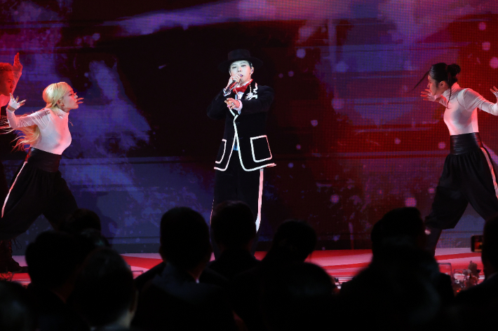 가수 지드래곤이 31일 경북 경주시 라한셀렉트호텔에서 열린 2025 아시아태평양경제협력체(APEC) 정상회의 환영 만찬에서 공연을 펼치고 있다. 연합뉴스