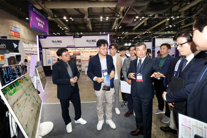 대우건설 김보현 대표이사가 스마트건설 엑스포 행사 전시장을 둘러보고 있다. 대우건설 제공