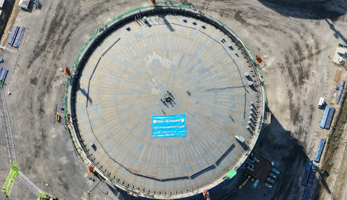 LNG 저장탱크 지붕 설치 상량식. BS한양 제공