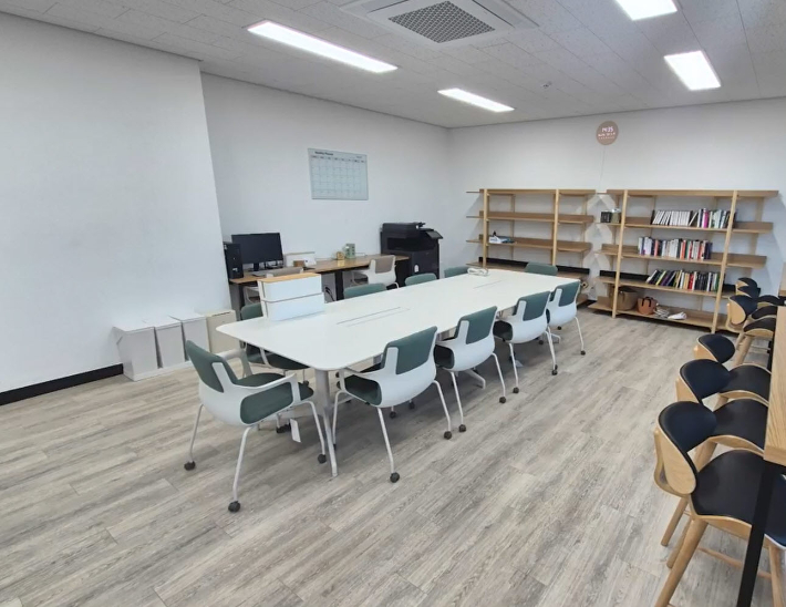 청년 입주민들이 자유롭게 모여 회의나 교류활동을 할 수 있는 감포 유스빌 커뮤니티 공간. 경주시 제공