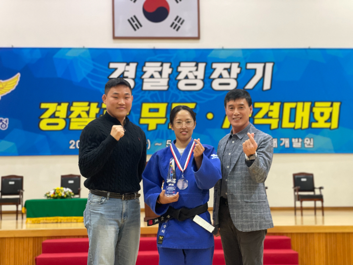 왼쪽부터 김현철 경사·신송하 순경·백창은 감독. 전북경찰청 제공