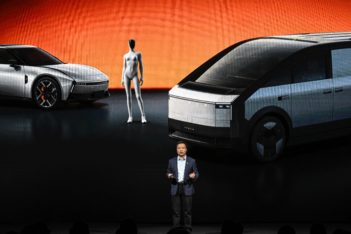 샤오펑 공동창업자인 허샤오펑 CEO가 5일 광저우 본사에서 열린 기자회견에서 로보택시 등을 발표하고 있다. 연합뉴스