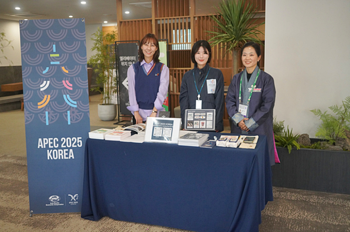 경주애 글로벌 공무원 서포터즈단이 APEC 기자단 숙소에서 외신 지원 업무를 수행하고 있다. 경주시 제공