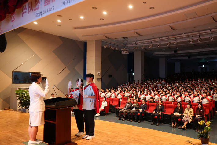 나이팅게일 선서식 장면. 경남정보대 제공