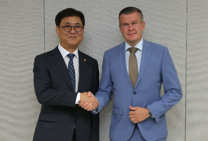 최휘영 문화체육관광부 장관(사진 왼쪽)과 위톨드 세계도핑방지기구 회장. 문체부 제공