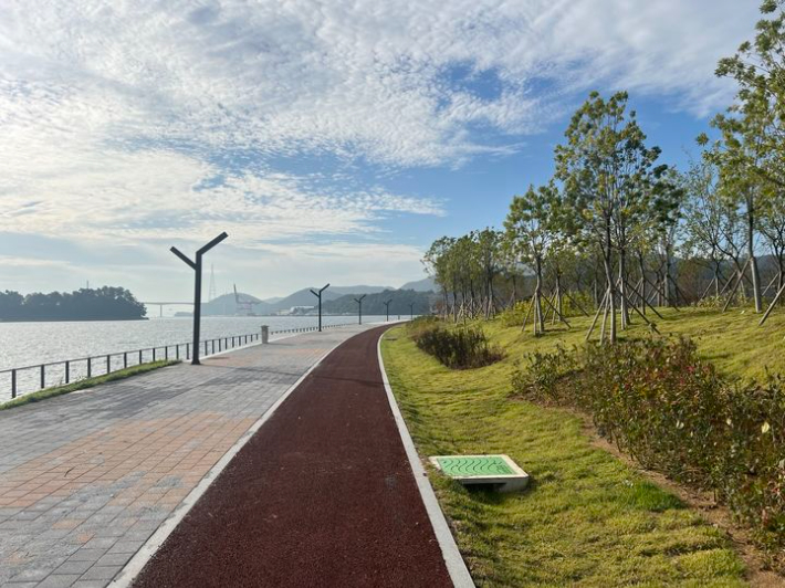 마산해양신도시 상부산책로 보도와 자전거도로. 창원시 제공
