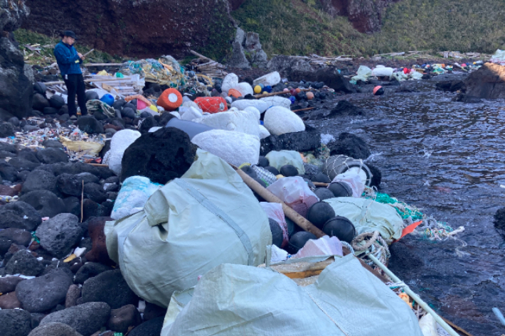 지난달 13일 제주도가 천연기념물 차귀도에서 수거한 해양쓰레기들이 치워지지 않고 방치된 모습. 파란 제공
