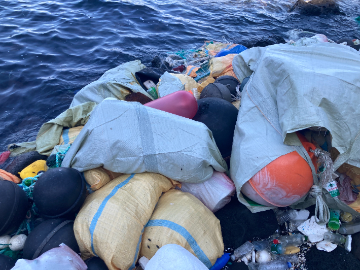 제주도가 천연기념물 차귀도에서 수거한 해양쓰레기들이 치워지지 않고 방치된 모습. 파란 제공