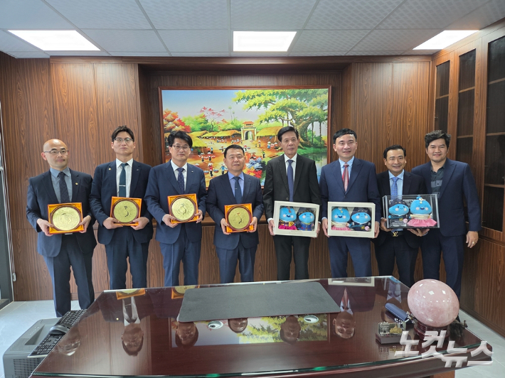 윤석대 수자원공사 사장(왼쪽 네번째)과 임직원, 베트남 북부수자원센터 관계자들이 기념촬영을 하고 있다. 인상준 기자