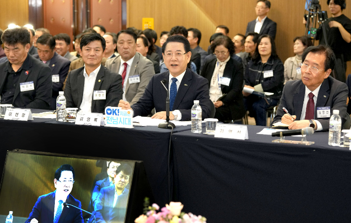 김영록 전라남도지사가 6일 구례군 The-K 지리산 가족호텔에서 열린 '구례군 정책비전 투어'에서 인사말을 하고 있다. 전라남도 제공