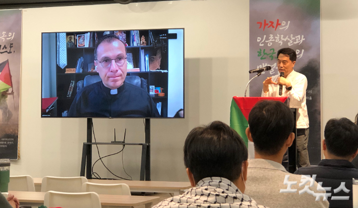 강정개신교대책위·기독교윤리실천운동·개척자들·교회개혁실천연대·느헤미야교회협의회·메노나이트중앙위원회(MCC)·성서한국·청어람ARMC 등 8개 단체가  4일 서울 종로구 두잉굿센터에서 긴급토론회 '잔해 속의 그리스도, 가자의 인종학살과 한국교회의 맨얼굴'을 열고 있다. 장세인 기자