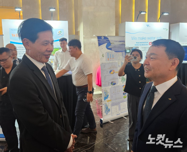 윤석대 수자원공사 사장(오른쪽)이 베트남 물환경협회장과 인사를 나누고 있다. 하노이=인상준 기자