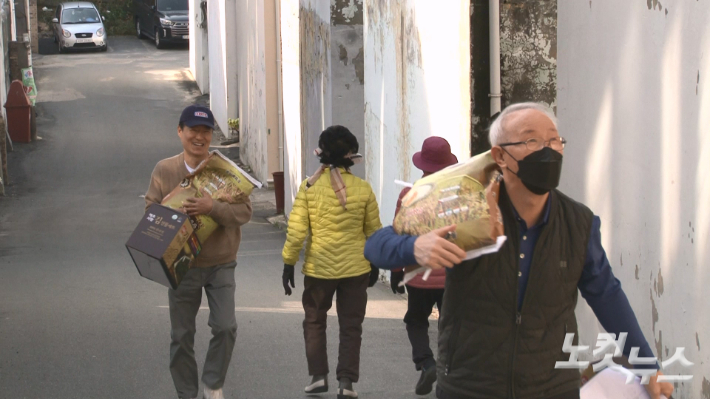 "작지만 이웃에게 위로와 기쁨 되길" 속초중앙교회·행복나눔봉사단 '사랑의 쌀 나눔'