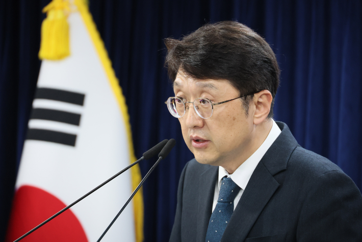 최우혁 과학기술정보통신부 네트워크정책실장이 6일 서울 종로구 정부서울청사에서 KT 침해사고 중간 조사결과를 발표하고 있다. 연합뉴스