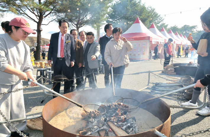 구워먹기 체험존에서 참가자들이 밤을 굽고 있다. 괴산군 제공