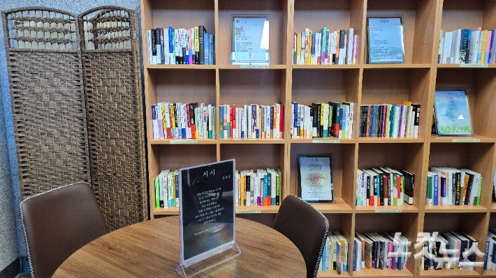 책으로 꾸며진 광주 서부경찰서 1층. 한아름 기자