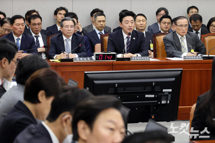 강훈식 대통령비서실장이 6일 서울 서울 여의도 국회에서 열린 운영위원회의 대통령비서실 등에 대한 국정감사에서 의원 질의에 답변을 하고 있다. 윤창원 기자